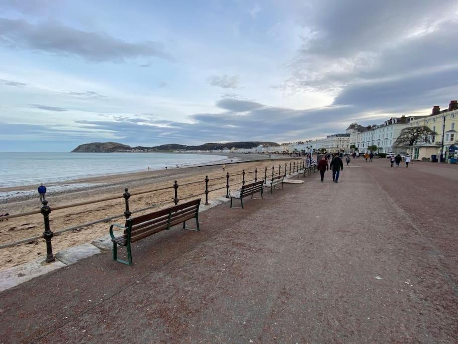 Private Parking, Central Llandudno, King Bed With Ensuite At Clement Lodge Extérieur photo